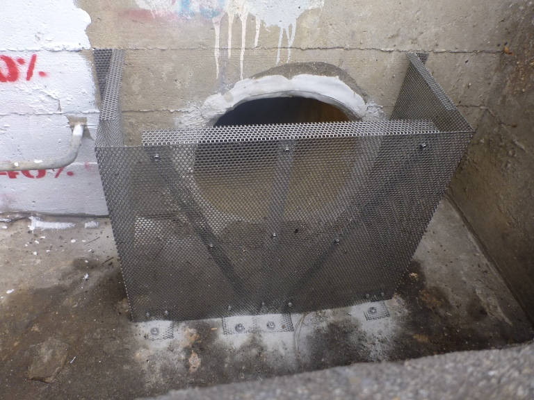 Connector pipe screen unit